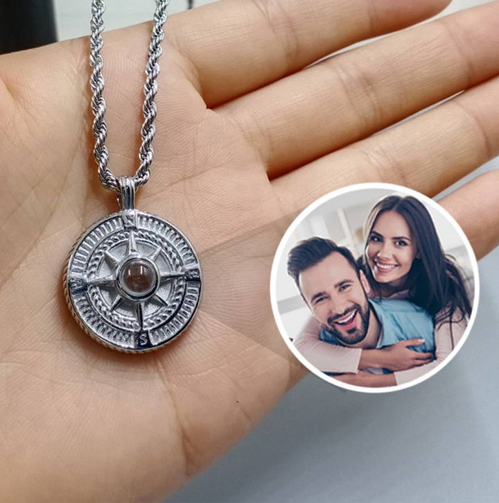 שרשרת מצפן עם תמונה מוצפנת