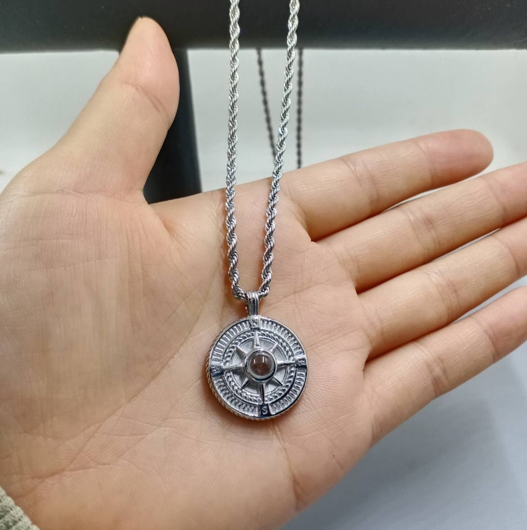 שרשרת מצפן עם תמונה מוצפנת