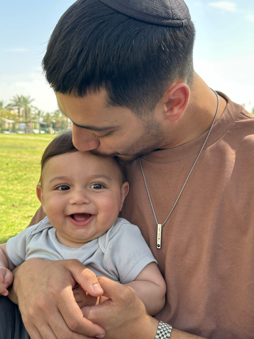 שרשרת עם תמונה מוצפנת וחריטה אישית